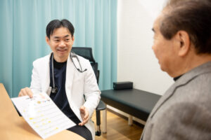 神戸市で肥満症治療・メディカルダイエットの診察を行う専門医・院長の大屋秀文による説明している写真