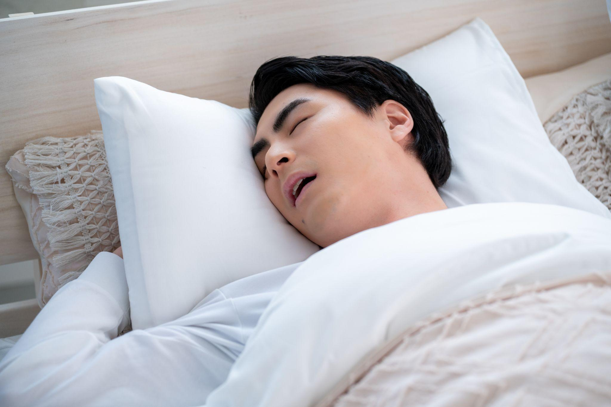 睡眠時無呼吸症候群の対策は？セルフケアや治療法を紹介