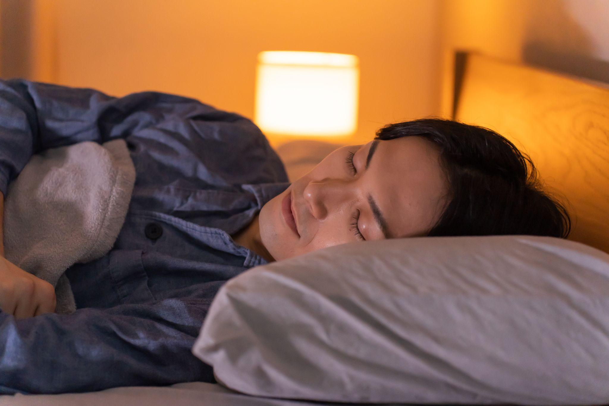 睡眠時無呼吸症候群の顔つきは？特徴や治療法などを解説