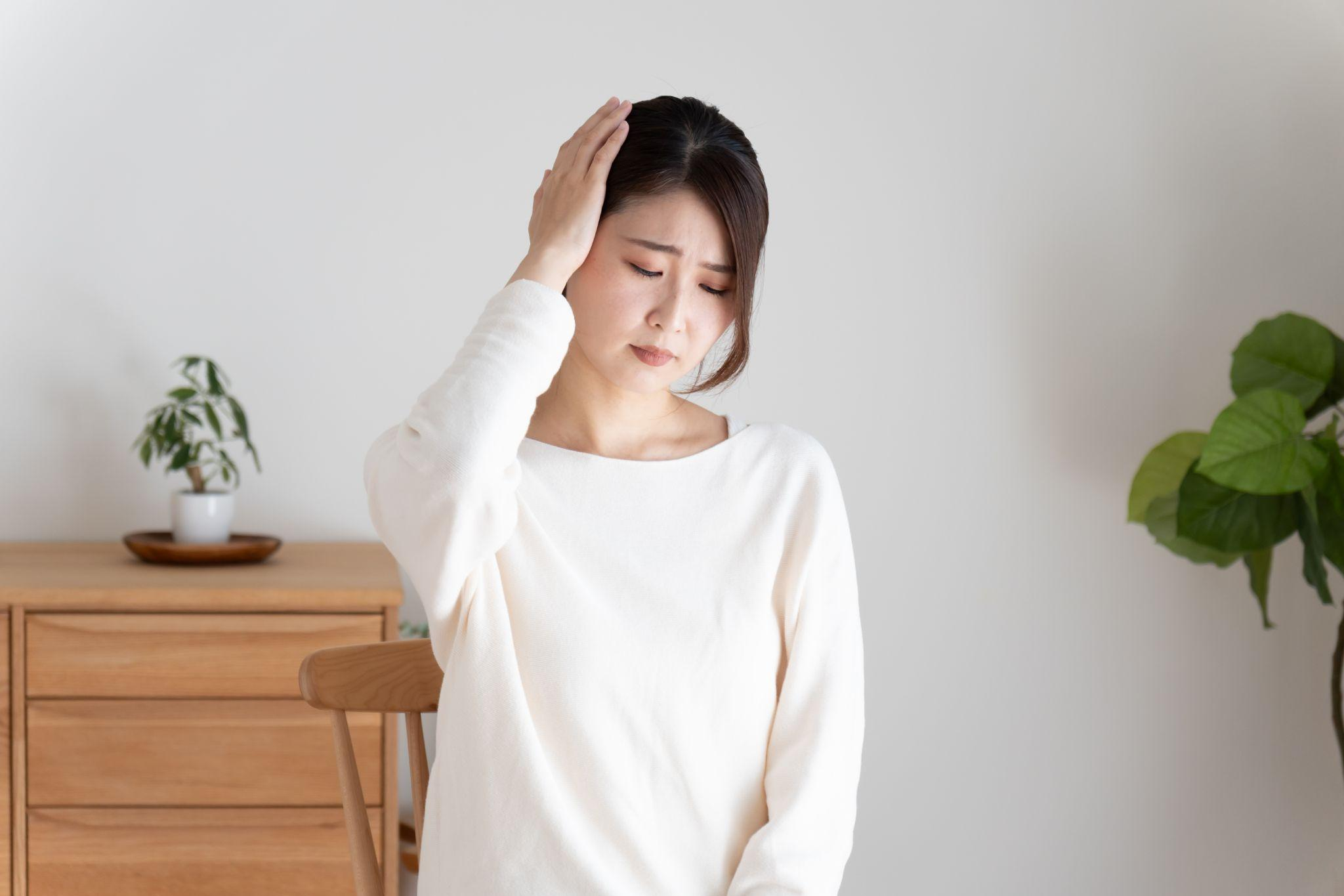 高血圧で頭痛が起こったときの対処法は?受診の目安や日常管理も解説